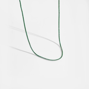 Détail du collier tennis en argent S925 avec petites pierres d'émeraude verte ronde