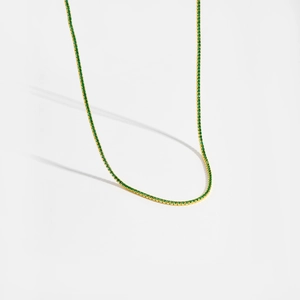 Gros plan sur un collier tennis élégant en argent s925 avec zircons verts