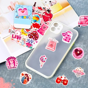 Détail d'autocollants de Saint-Valentin avec ours et cœurs sur coque de téléphone DIY