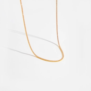 Détail du collier élégant en argent S925 doré avec pierres de zircone roses scintillantes