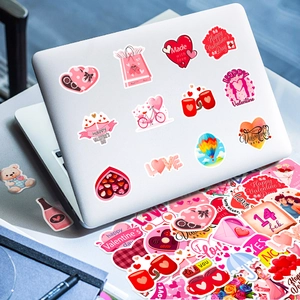 Vue détaillée d'autocollants de la Saint-Valentin sur un ordinateur avec des motifs de cœur