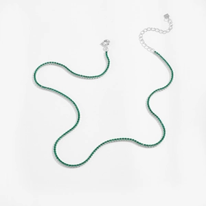 Vue macro d'un collier tennis en argent sterling S925 avec zircone ronde verte