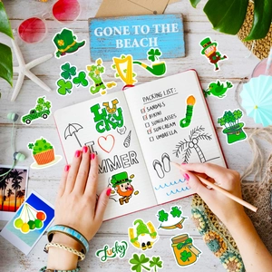 Dettaglio degli adesivi in PVC per San Patrizio con motivi di leprechaun e trifogli