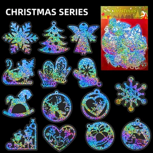 Holografische kerststickers met sneeuwvlokken en rendieren op een zwarte ondergrond