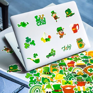 Dettaglio degli adesivi per San Patrizio con quadrifogli e leprechaun su un laptop
