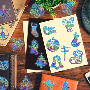 Detail van holografische kerststickers met glinsterende sneeuwvlokken en kerstboommotieven
