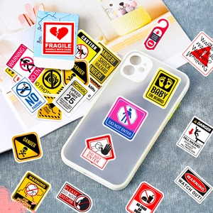 Détail des autocollants d'avertissement en PVC imperméables décorant une coque de téléphone