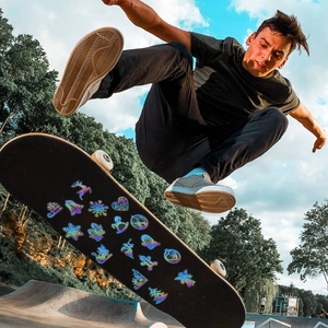 Holografische kerststickers met rendier en sterren aangebracht op een skateboard buiten