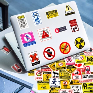 Gros plan d'autocollants d'avertissement de sécurité sur un ordinateur portable