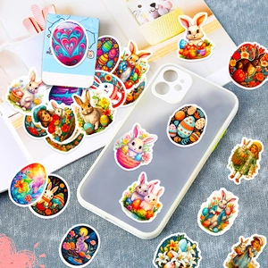Gros plan d'autocollants de lapins et d'œufs de Pâques décorant une coque de téléphone
