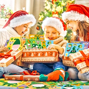 Tre bambini aprono una confezione regalo con adesivi a cartoni per San Patrizio