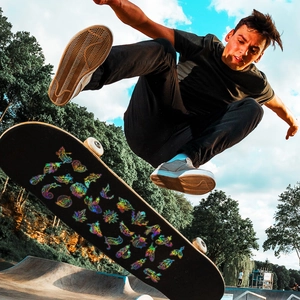 Skateboard met holografische veren en bladeren stickers tijdens een sprong buiten