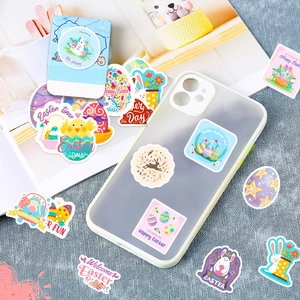 Détail d'autocollants de Pâques avec lapins et œufs décorés sur une coque de téléphone