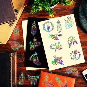 Macro-opname van holografische veerstickers met lasereffect op houten achtergrond