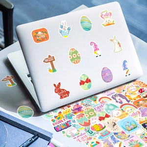 Autocollants de Pâques avec lapins et œufs décorant un capot d'ordinateur blanc