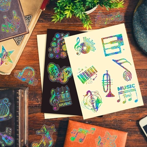 Détails d'autocollants musicaux holographiques avec notes et touches sur bois vintage