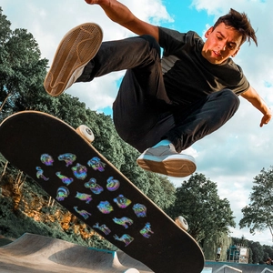Autocollants animaux holographiques montrant un éclat laser sur un skateboard