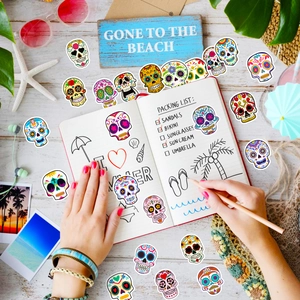 Waterdichte Mexicaanse schedelstickers op een bureau met strandthema en creatieve patronen
