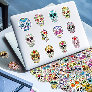 Macro-opname van kleurrijke suikerschedel stickers op laptop met Dia de los Muertos