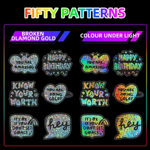 Détail de 50 autocollants laser holographiques texture diamant doré sur fond noir profond
