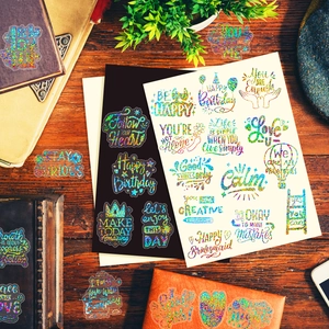 Vue macro d'autocollants holographiques avec typographie anglaise sur un bureau en bois