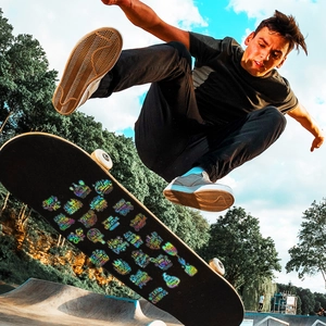 Autocollants holographiques laser avec citations inspirantes sur un skateboard en mouvement