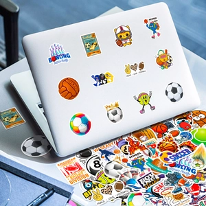 Vista dettagliata di adesivi sportivi impermeabili sulla superficie di un laptop