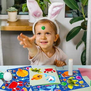 Bambina gioca con adesivi di animali marini, set di puzzle fai da te tartaruga e delfino