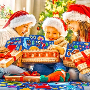 Tre bambini che aprono scatole regalo con adesivi creativi di animali marini fai-da-te