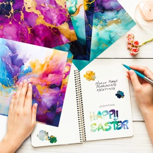 Macro-opname van paars-groen inktkunstpapier met goudfolie voor DIY-plakboeken