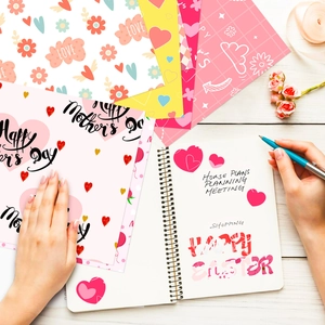Detail van Moederdag plakboekpapier met bloemmotieven en hartjes op witte houten tafel