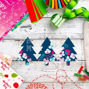 Vista superior del kit DIY del Día de la Madre con árboles florales y tarjetas rosas