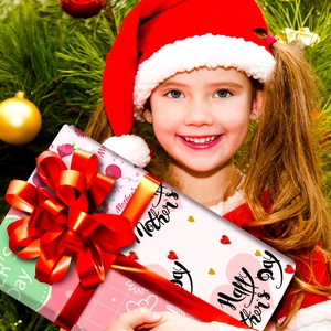 Detailopname van een Moederdag cadeauverpakking met roze harten en een rode satijnen strik