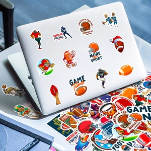 Detail von American Football Aufklebern auf einem Laptop mit Sportmotiven