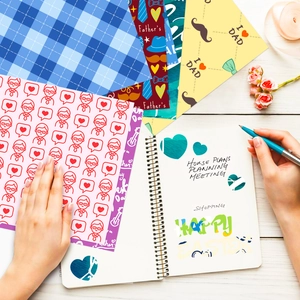 Papier de scrapbooking fête des pères avec carreaux bleus et motifs I Love Dad