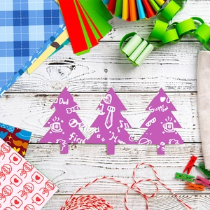 Détail de cartes DIY en papier violet en forme d'arbre avec motifs Super Dad blancs