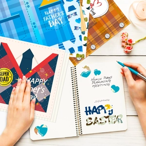 Flatlay de 12 papiers de scrapbooking bleus Fête des Pères avec motifs à carreaux