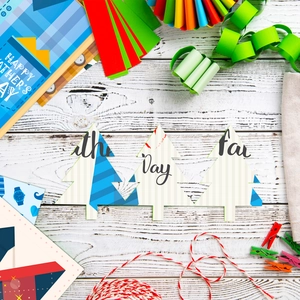 Vue à plat de papiers créatifs bleu pour la fête des pères avec motifs géométriques
