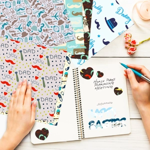 Vue à plat de papiers de scrapbooking Fête des Pères avec motifs cravate et accessoires
