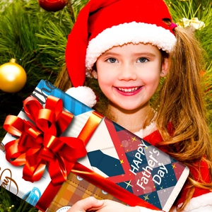Gros plan d'une boîte cadeau bleue pour la fête des pères avec un grand nœud en satin rouge