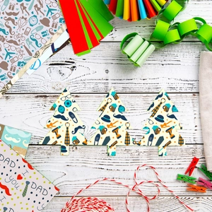 Vue à plat de matériel de scrapbooking Fête des Pères avec motifs cravate et pinces en bois