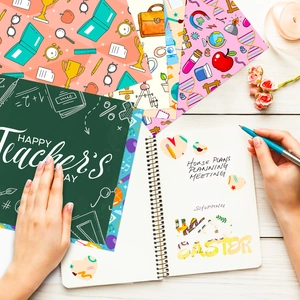 Bovenaanzicht van kleurrijk decoratief papier voor lerarendag en scrapbooking op bureau