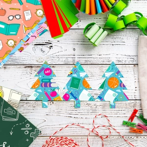 Flat-lay van kerstlabels voor leraren met schoolmotieven en creatieve knutselaccessoires