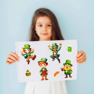 Dettaglio degli adesivi leprechaun di San Patrizio con cappelli verdi e trifogli