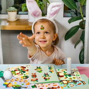 Primo piano di un bambino con adesivi fai-da-te di San Patrizio con trifogli e folletti