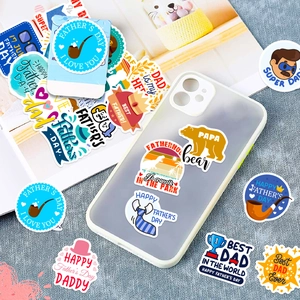Adesivi per la festa del papà con Papa Bear e Best Dad applicati su una cover per cellulare