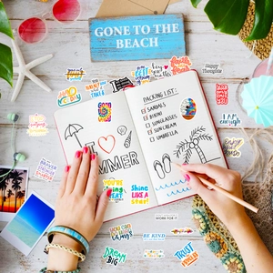Autocollants de citations motivantes sur bureau blanc avec accessoires de plage d'été