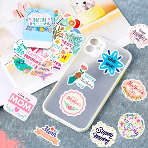 Détail d'autocollants imperméables de fête des mères avec motifs floraux sur coque