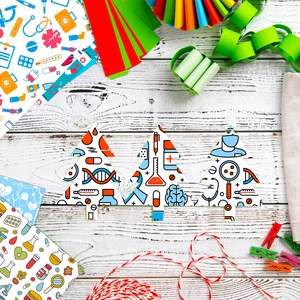 Papel de regalo médico con estetoscopios y árboles de Navidad sobre madera blanca
