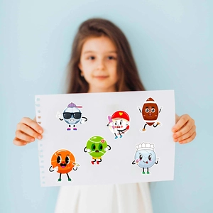 Détail d'autocollants créatifs de ballons de sport cartoon appliqués par un enfant